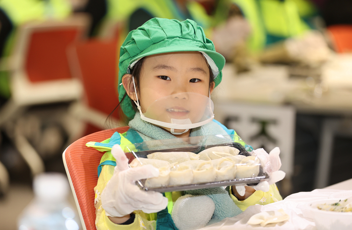 [사진자료③] 하나금융그룹, 설맞이 독거 어르신을 위한 '만두 빚기 봉사활동'으로 이웃사랑 실천!!!.jfif