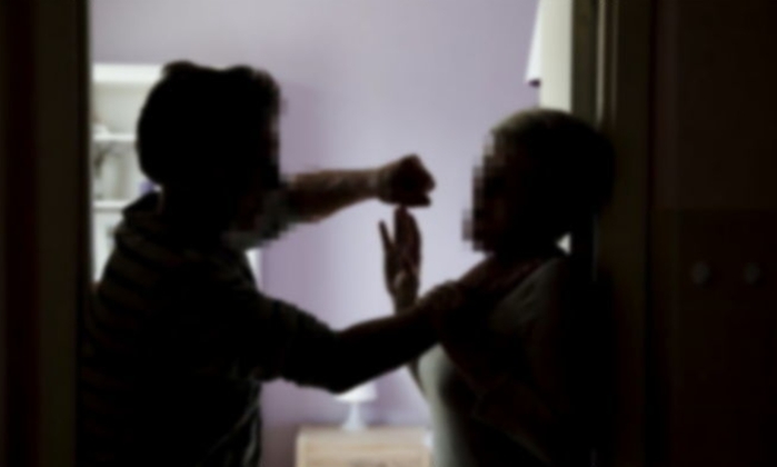 “날 무시해?” 흉기로 아내 찔러 살해한 남편, 징역 18년