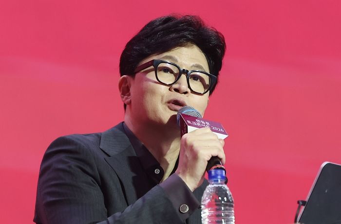 한동훈, 20년 공직 회고하며 손수건으로 눈 닦자... 지지자들 “울지마”외쳤다