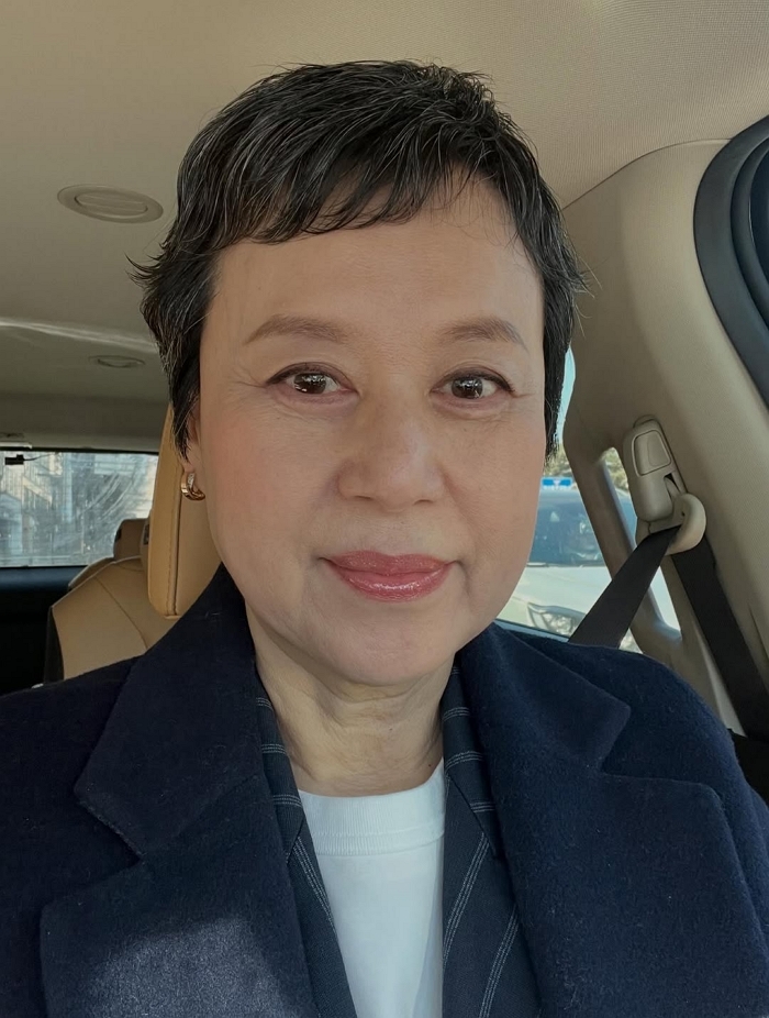 모처럼 화장하고 외출 .오랜만에 화장하고 기분 좋아서 사진 찍었는데 음... 나 많이 늙었다 몰랐는데 사진 찍힌거 보고 좀 그랬다 .뭐 자연스런 노화겠.jpg