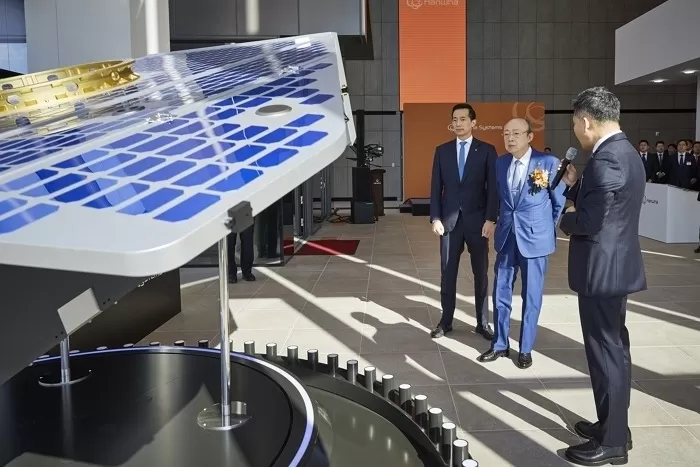 [사진_1] 한화그룹 김승연 회장과 김동관 부회장이 세계 최고 수준의 기술력을 갖춘 해상도 15cm급 ‘VLEO(Very Low Earth Orbit) UHR(Ultra Hi...