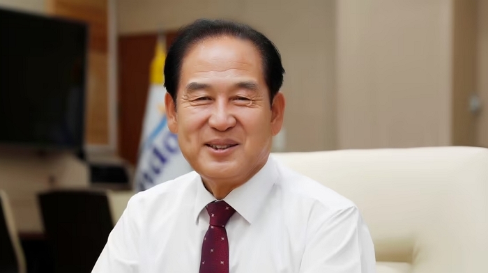 민주당, ‘처녀 수입 발언’ 김희수 진도군수 제명