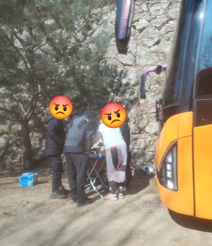 사찰 주차장서 고기 굽고 노상 방뇨까지... ‘민폐’ 산악회 논란
