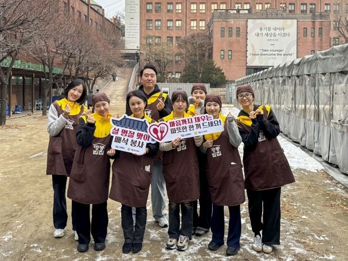 [사진자료2] 따뜻한 한 끼로 설 온기 전해요… 오비맥주, 명동밥집서 배식 봉사.jpg