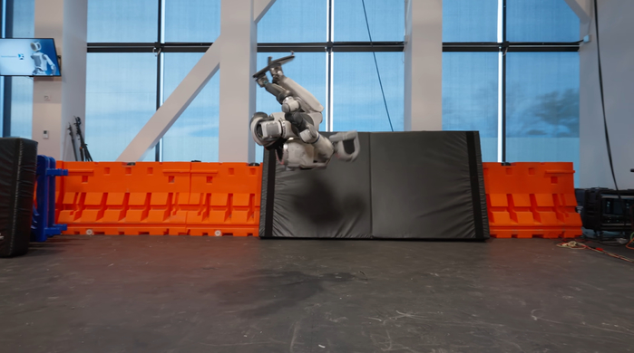 옆돌기에 이은 백 텀블링까지... 실전 투입 앞둔 현대차 '아틀라스'의 공중 제비돌기 영상