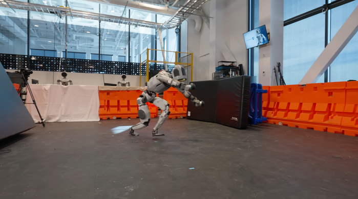 (사진2) 아틀라스가 연속 공중제비를 시작하는 모습.PNG