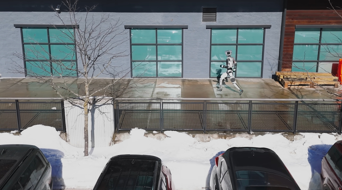 (사진3) 빙판 길을 달리는 아틀라스.PNG