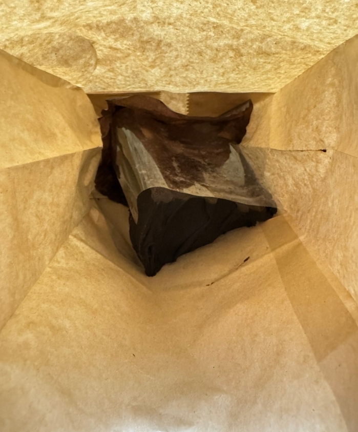 케이크 상자값 '500원' 받자 봉지에 담아간 손님... 카페 방침 논란