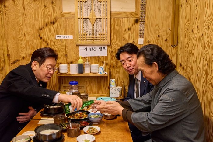 李대통령, 시장서 국밥에 소주... “주가 올라도 국민 체감 못하면 경제 좋아졌다고 말 못해”