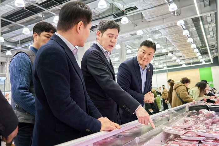 정용진 회장, 올해 3번째 ‘현장 경영’... 설 앞두고 트레이더스 구월점 직접 살폈다