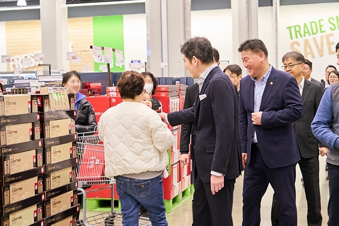 신세계그룹 정용진 회장 현장경영 사진 2.jpg