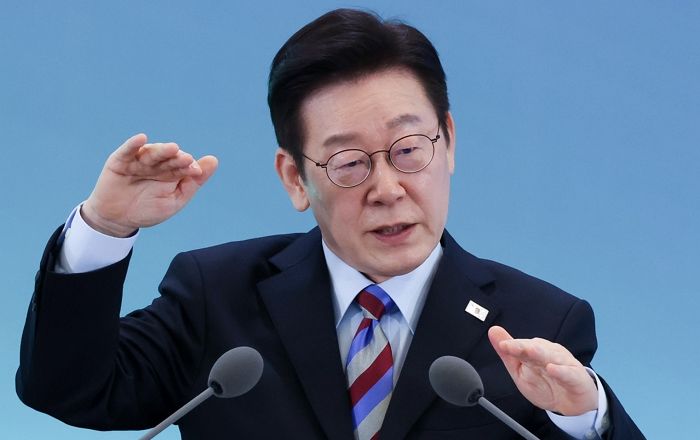 李대통령 “수백 채 사들이면 수만 채 지어도 모자라... 임대 세제 공평해야”