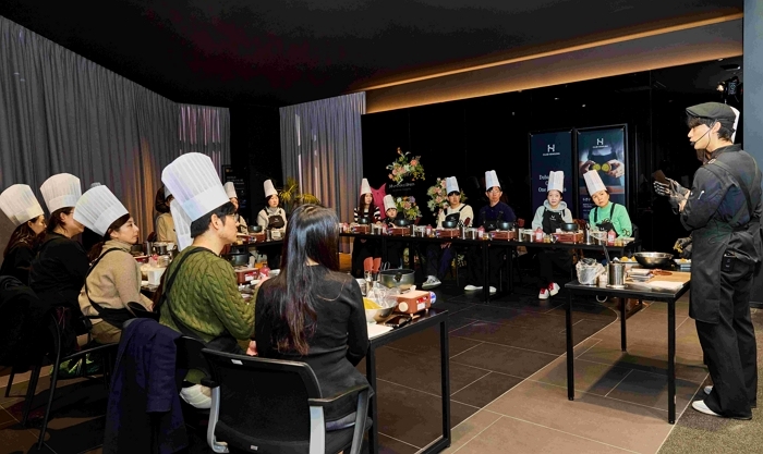 [사진 2] 한성자동차 전시장에서 열린 ‘해피 발렌타인 데이 위드 한성’ 현장 모습.jpg