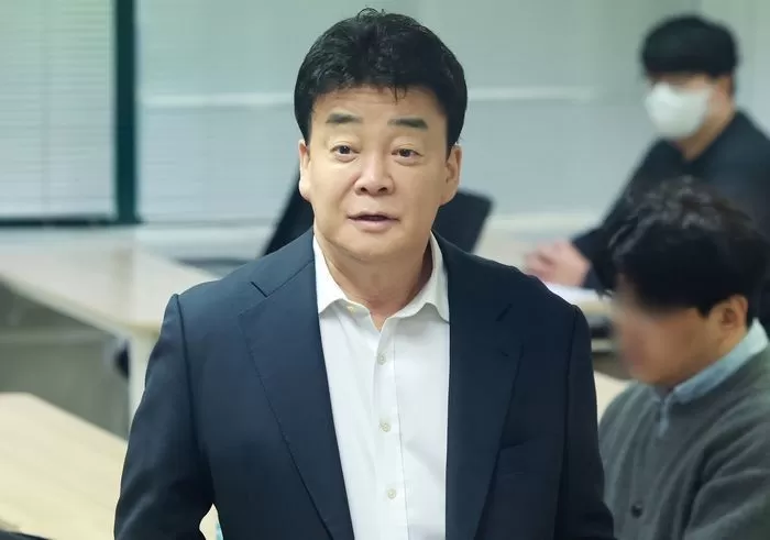 백종원 더본코리아 대표가 28일 서울 서초구 스페이스쉐어 강남역센터에서 열린 정기 주주총회에서 참석해 주주들을 바라보고 있다. 2025.3.28 / 뉴스1