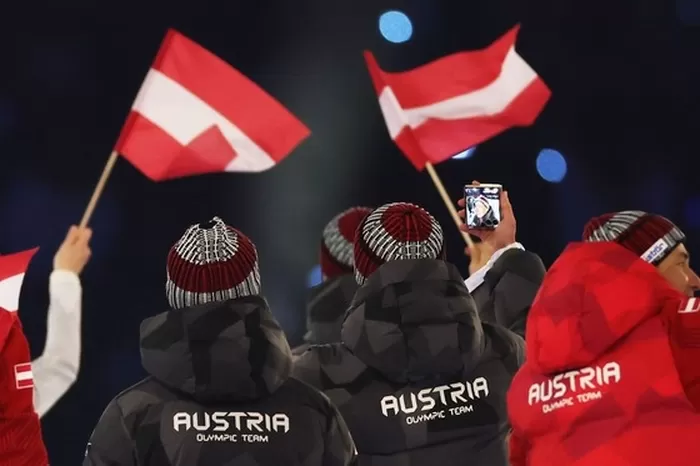 갤럭시Z 플립7 올림픽 에디션으로 2026 밀라노 코르티나 동계올림픽 개막식 현장을 촬영하는 선수들. 〈사진=삼성전자·게티이미지 제공〉