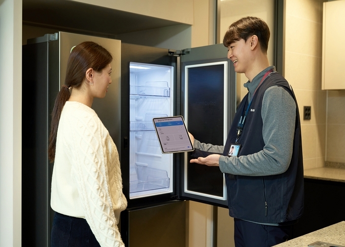 2. 삼성전자서비스 엔지니어가 출장서비스를 제공하는 모습.jpg