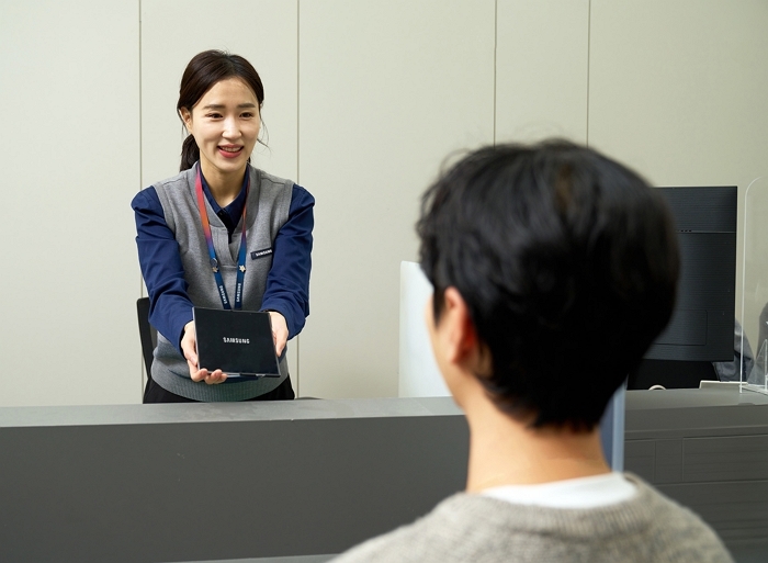 3. 삼성전자서비스 엔지니어가 휴대폰 서비스를 제공하는 모습.jpg