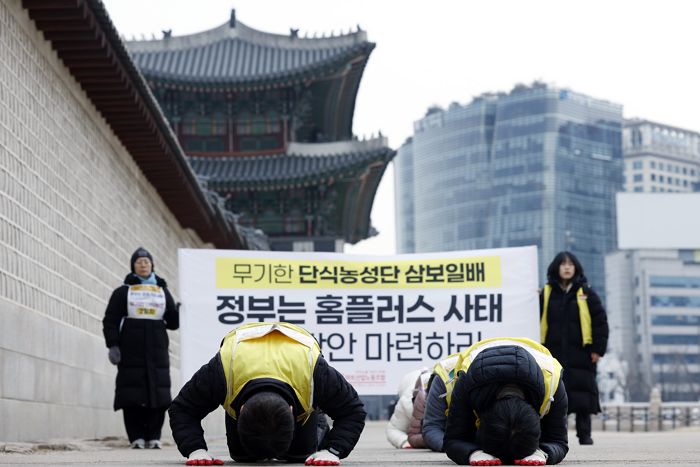 ‘파산 위기’ 홈플러스 노동자들, 청와대 향해 ‘삼보일배’