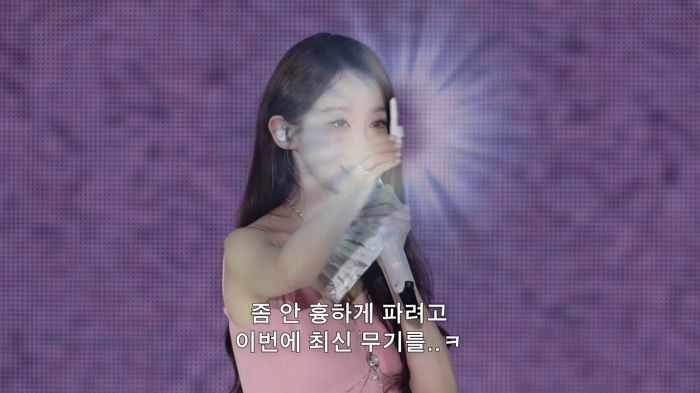 강민경, 콘서트장 팬들 앞에서 코에 휴지 ‘쑥’... 팬들은 소리 질렀다