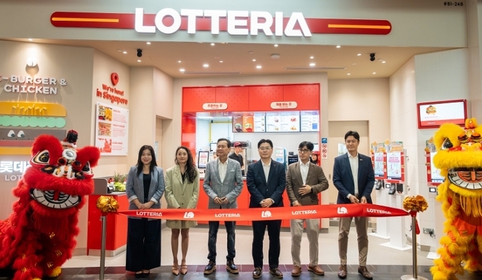 창이공항 폭포 옆 'K-버거' 상륙... 롯데리아, 싱가포르 주얼 창이 공항에 1호점 오픈