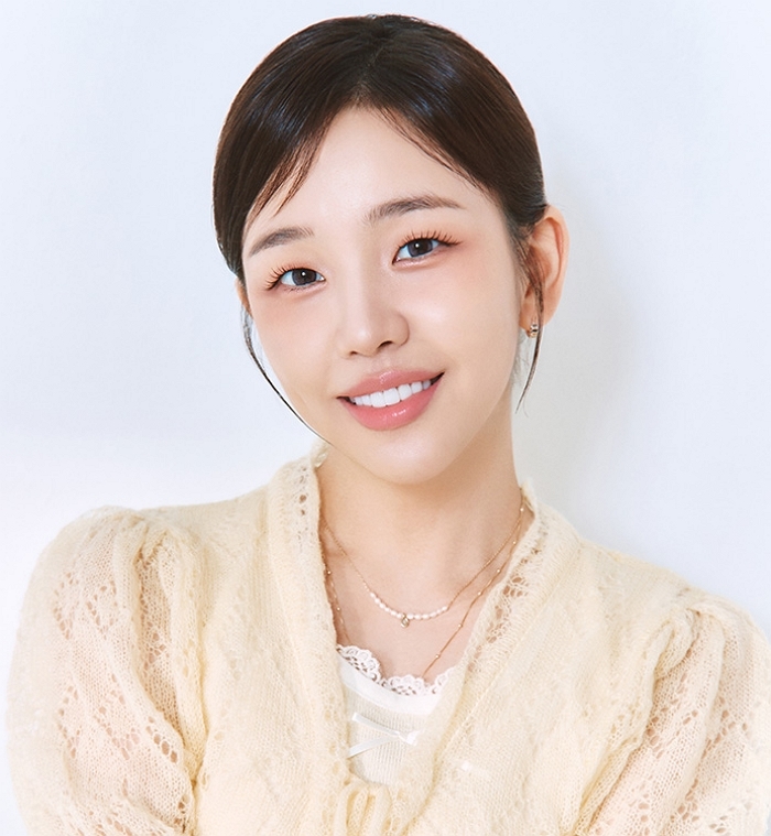 백아연, 출산 후 깜짝 근황... 간호사 사원증 공개에 팬들 ‘술렁’