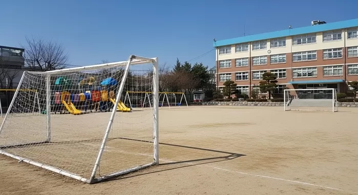 학부모 민원 폭증에 점심시간 ‘축구 금지’된 초등학교