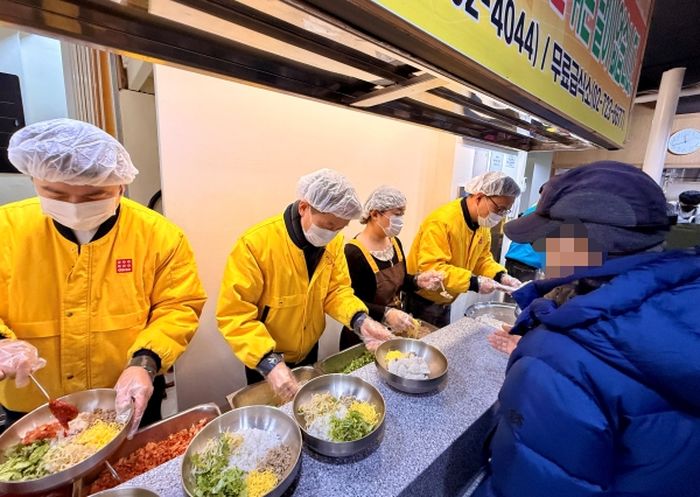 설 앞두고 소외된 어르신 위해 나선 아성다이소 임직원들... 무료 급식소서 배식 봉사