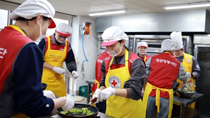 [사진2] 정관장 봉사단과 대한적십자사 봉사회, 사단법인 한국중찬문화교류협회 소속 셰프들이 지난 11일 서울 노원구 대한적십자사 북부봉사관에서 명절음식을 준비하고 있다..jpg