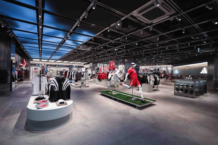 [이미지] 아디다스 롯데 월드몰 브랜드 센터 내부 전경.jpg