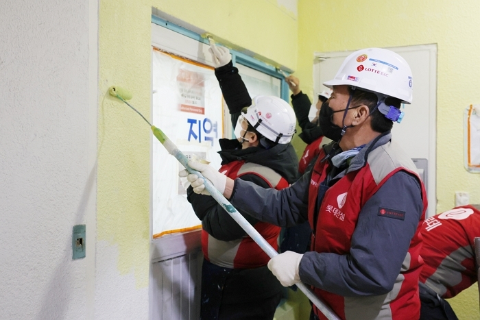 롯데건설 샤롯데 봉사단이 12일 지역아동센터 시설 및 환경을 개선해주는 ‘꿈과 희망의 러브하우스’ 봉사활동에 참여하고 있다 2.jpg