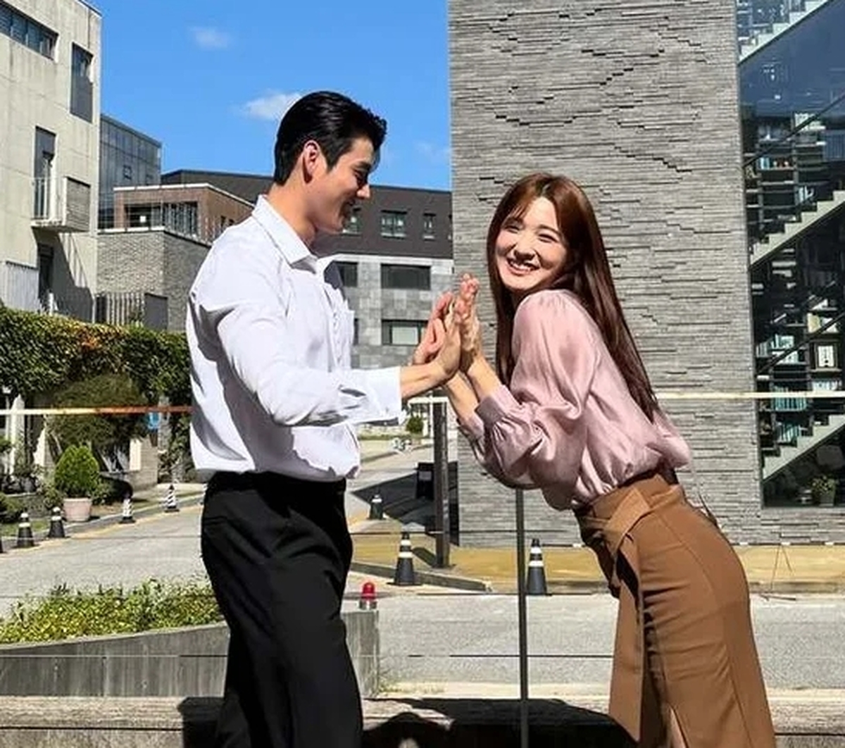 19금 로맨스물 주연으로 돌아오는 ‘세 아이 엄마’ 율희, 시선 집중된 포스터