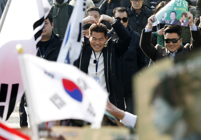 전한길 씨가 12일 오전 서울시 동작구 노량진역 앞에서 피의자 신분 경찰 첫 소환 조사 출석에 앞서 입장을 밝힌 후 지지자들에게 인사를 하고 있다. 2026.2.12/뉴스1