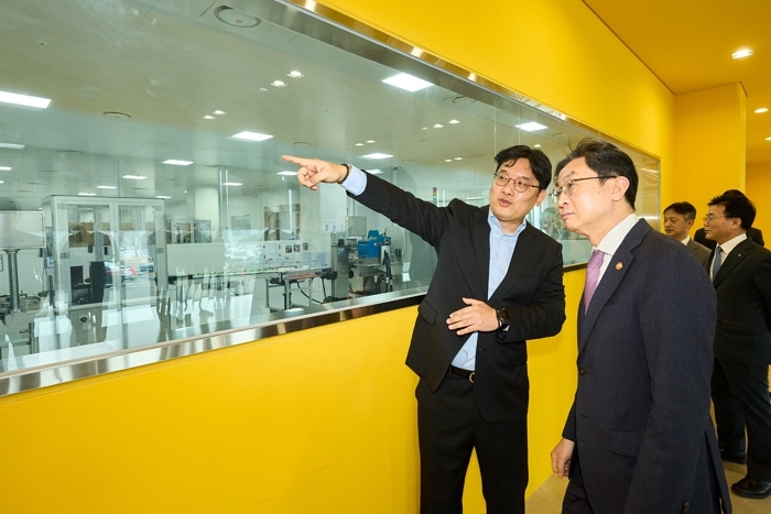 [사진자료3] 대웅제약 이승하 본부장(왼쪽)이 이억원 금융위원장에게 오송 스마트 공장의 생산 공정을 설명하고 있다. 대웅제약 오송 스마트 공장은 이른바 조작이 불가능한 공장으로서 전 공정이 자동화되어 글로벌 규제 .jpg