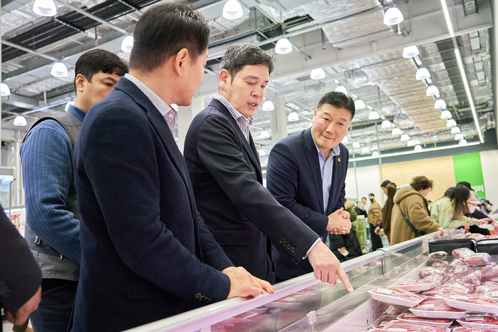 신세계그룹 정용진 회장 현장경영 사진 1.jpg