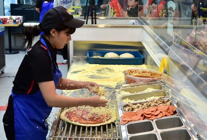 단 1분 만에 피자 3판... 아시아 피자 만들기 달인, ‘이 매장’에 있었다