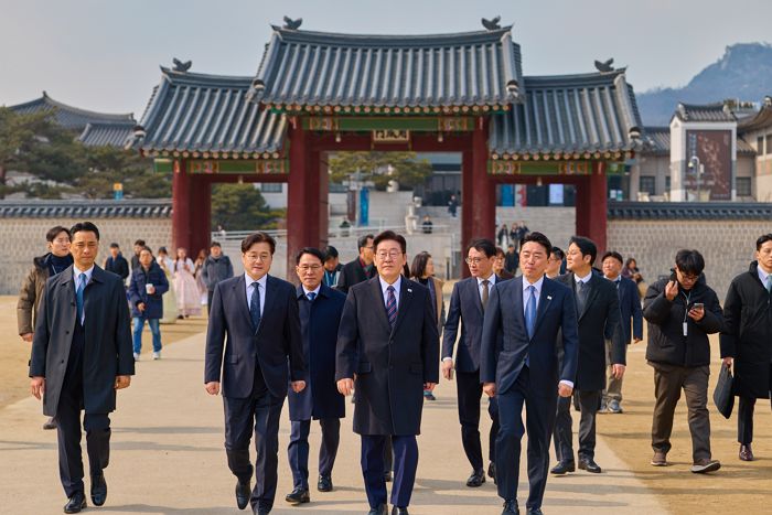 李 대통령, 참모들에 “설 연휴 기대되냐... 우리 같은 사람들은 휴가·주말·퇴근없다”