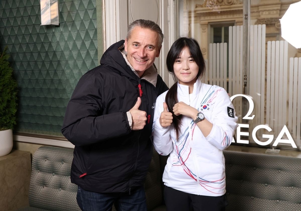 ‘금빛 연기’ 최가온이 받은 오메가 시계... 판매가 봤더니