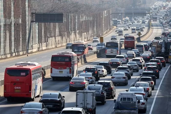 설 명절 연휴를 앞둔 24일 오후 서울 서초구 경부고속도로 잠원 IC 인근 하행선에 차량행렬이 꼬리를 물고 있다. 최장 9일에 달하는 설 연휴를 앞두고 본격적인 귀성전쟁이 시작됐다. 귀성길 정체는 이날 오후 5시쯤 절정에 달할 것으로 예상된다. 2025.1.24/뉴스1