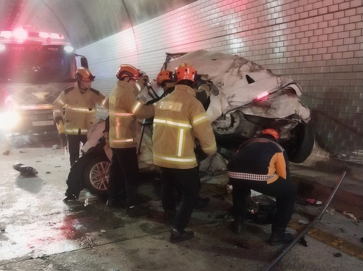 거제 터널서 모닝 들이받은 30대 ‘만취’ 운전자... 40대 남성 사망
