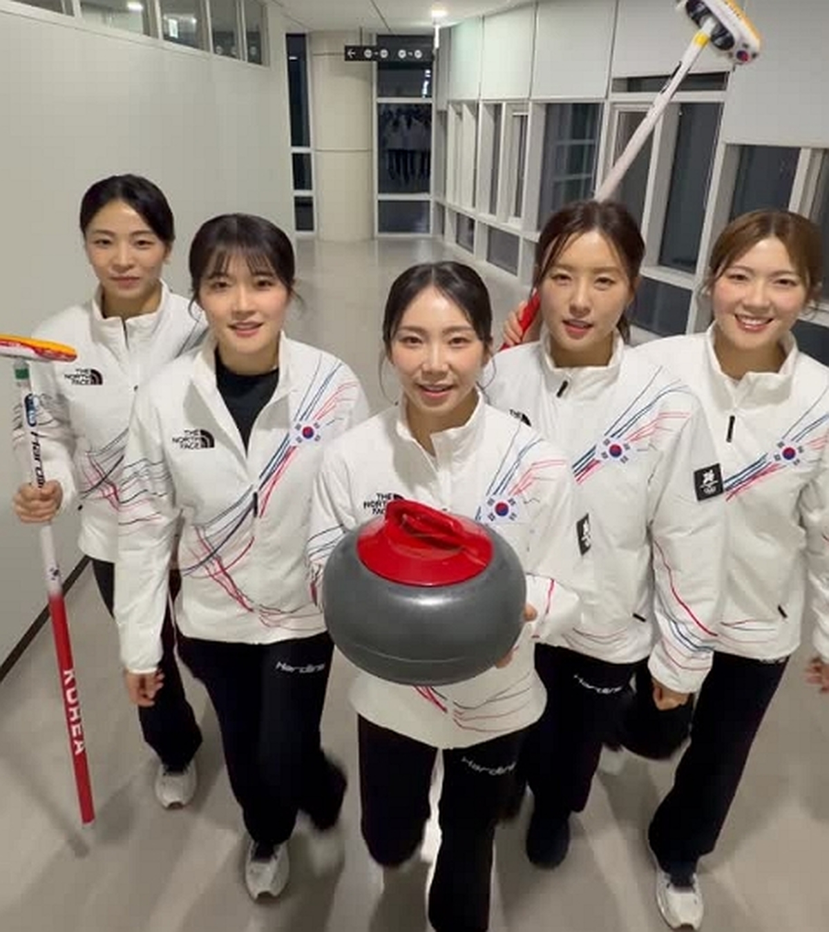 컬링 한일전 중 ‘일장기’ 10초 송출... JTBC, 중계 논란에 사과