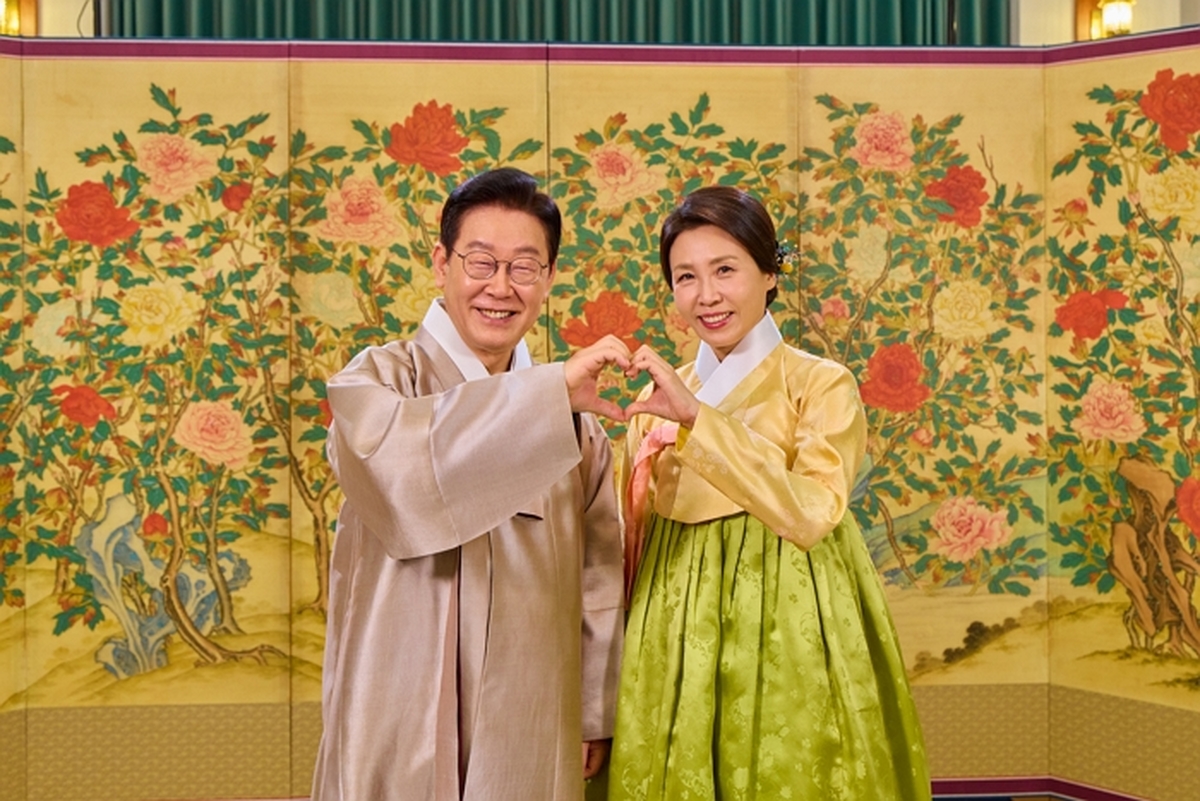 설날 아침, 국민들에게 ‘손 하트’ 날리며 새해 인사한 李대통령·김혜경 여사 부부