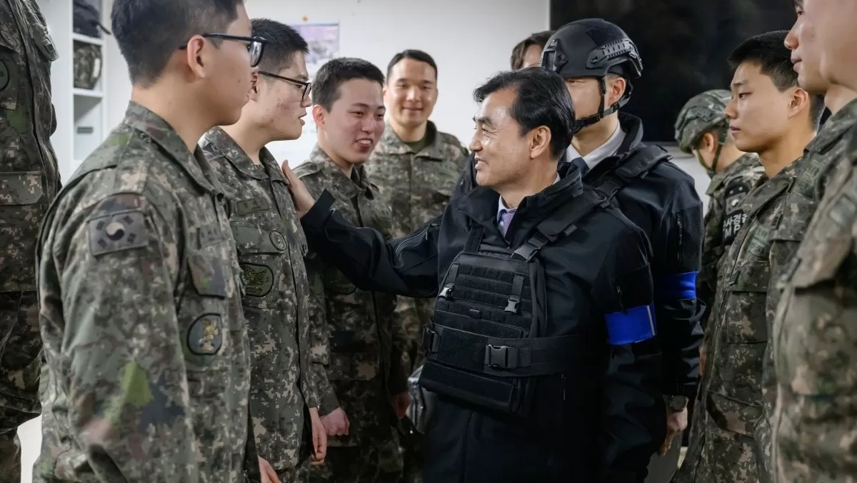 안규백 국방부 장관이 지난 15일 육군 25사단 GP를 방문해 장병들을 격려하고 있다. / 뉴스1