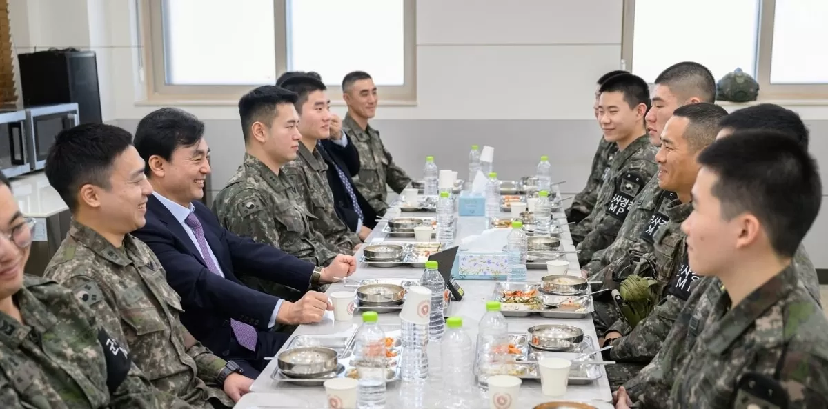 안규백 국방부 장관이 지난 15일 육군 25사단 GOP 부대를 방문, 중부전선 최전방에서 경계작전 임무를 수행하고 있는 장병들과 식사를 하고 있다. / 뉴스1