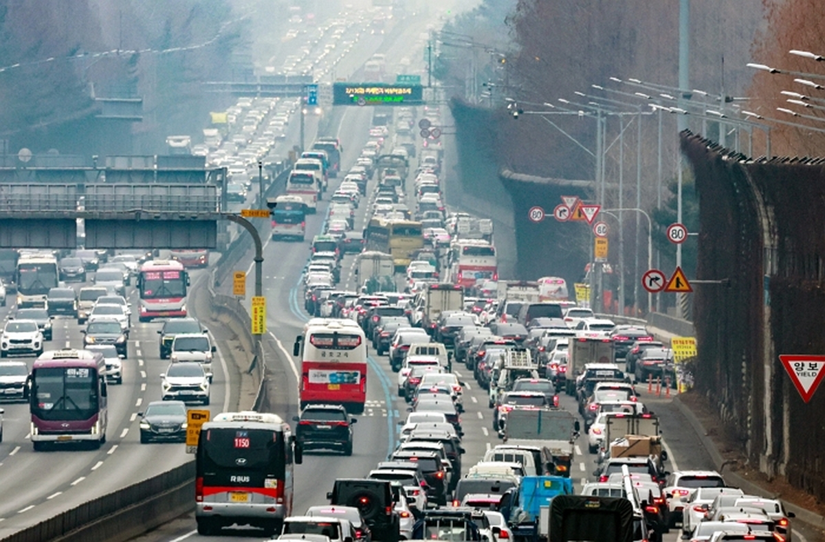 설 당일인 오늘, 귀경길 고속도로 ‘극심’ 정체... 서울-부산 최대 몇시간