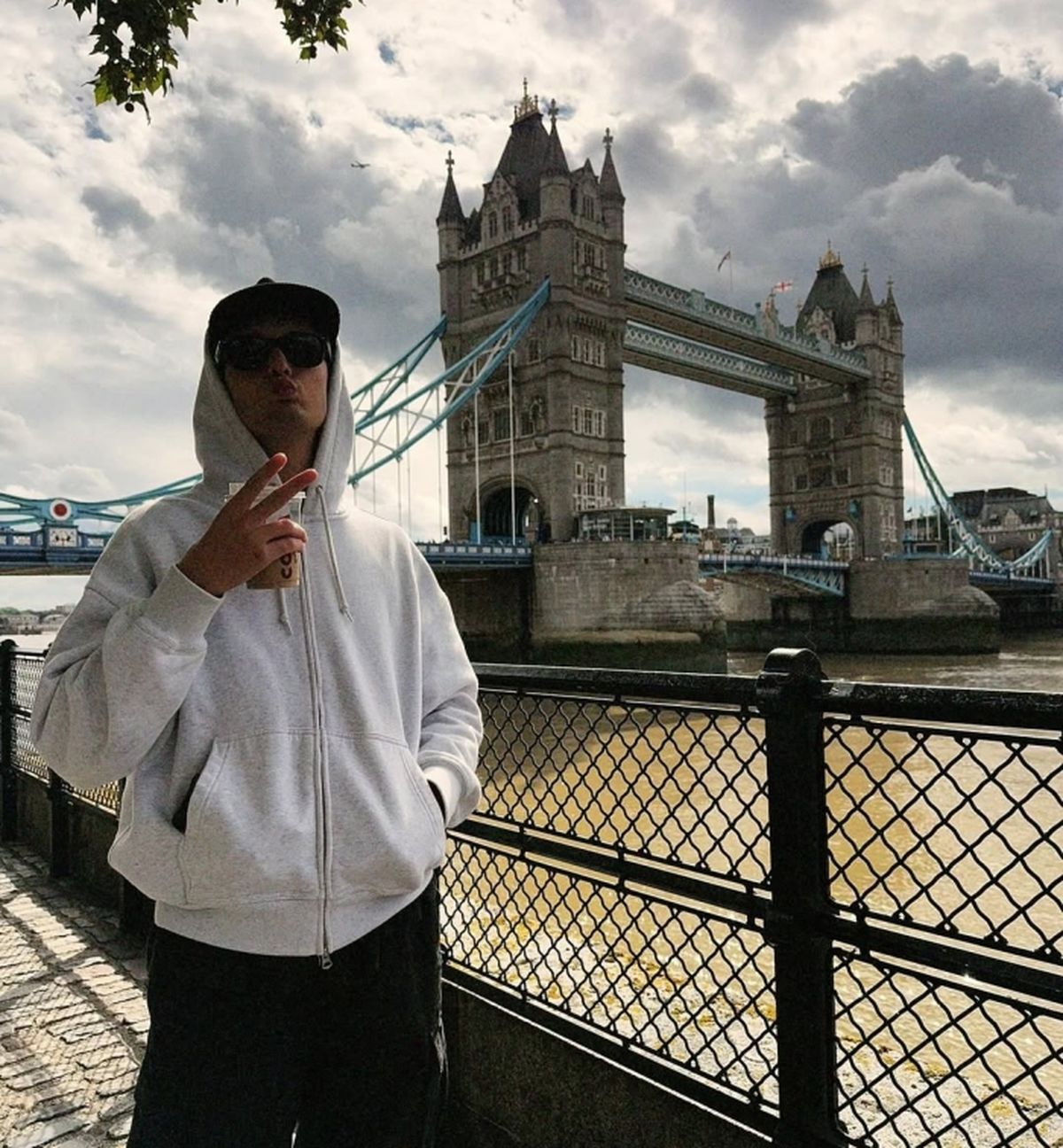 마지막 게시물은 런던의 커피 한 잔... '암투병' 23세 인플루언서, 세상과 이별