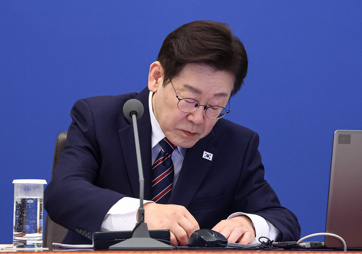 origin_자료살펴보는이재명대통령 (1).jpg