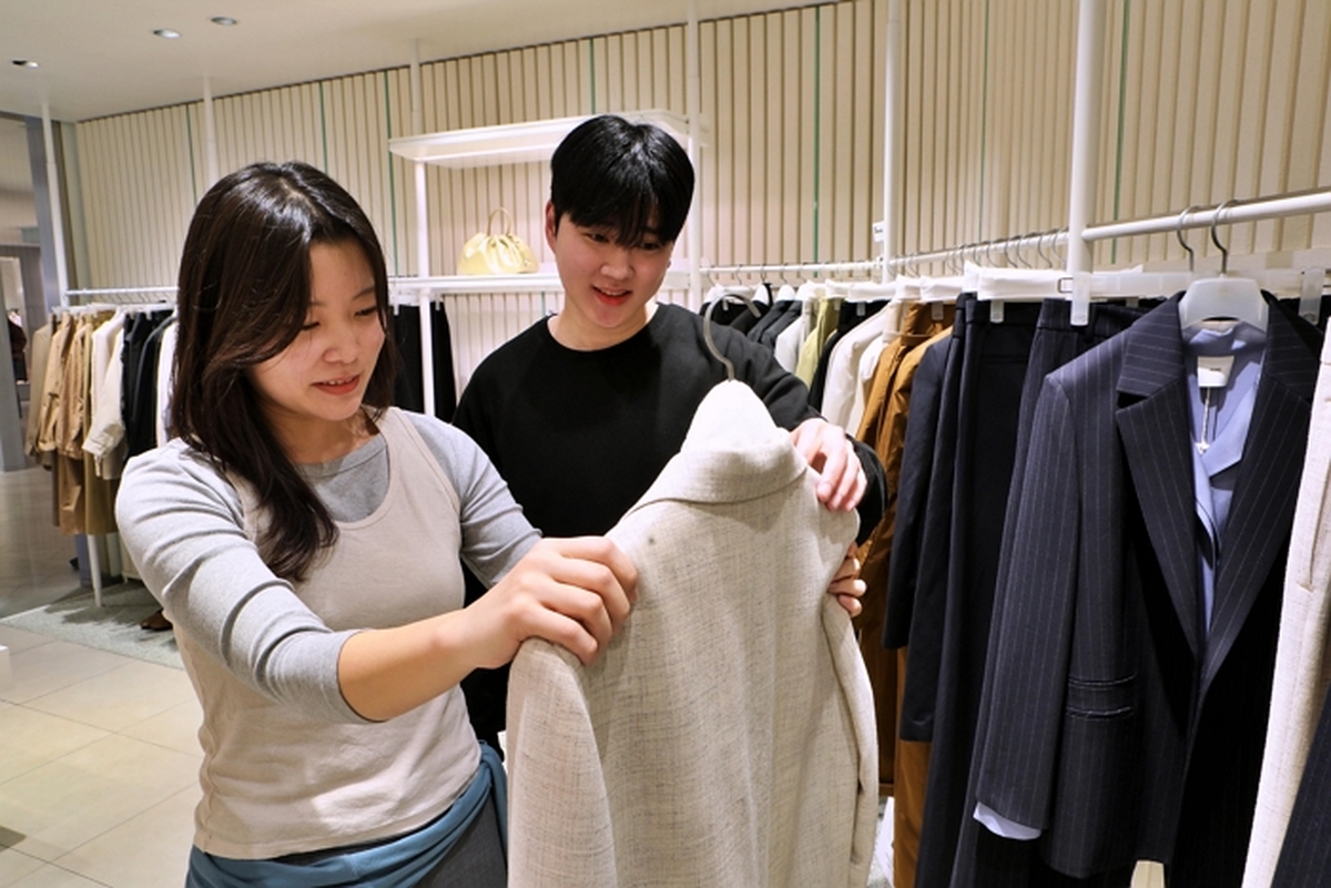 3. [롯데백화점] 서울시 중구 소공동에 위치한 롯데백화점 본점 4층 구호에서 두 남녀가 옷을 보고 있다.JPG