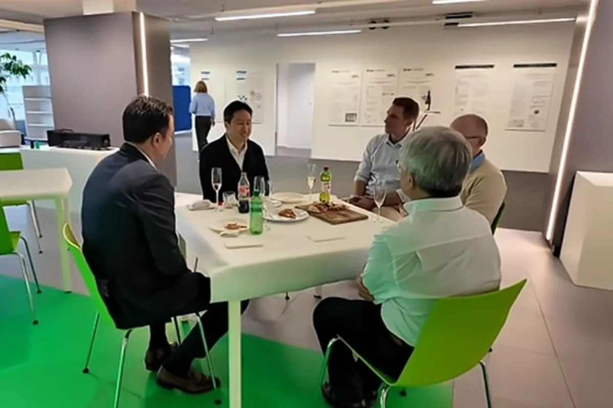 스위스 HD현대일렉트릭 연구소에서 피자와 타코를 즐기는 정기선 HD현대 대표이사 회장. ⓒHD현대 인스타그램 갈무리