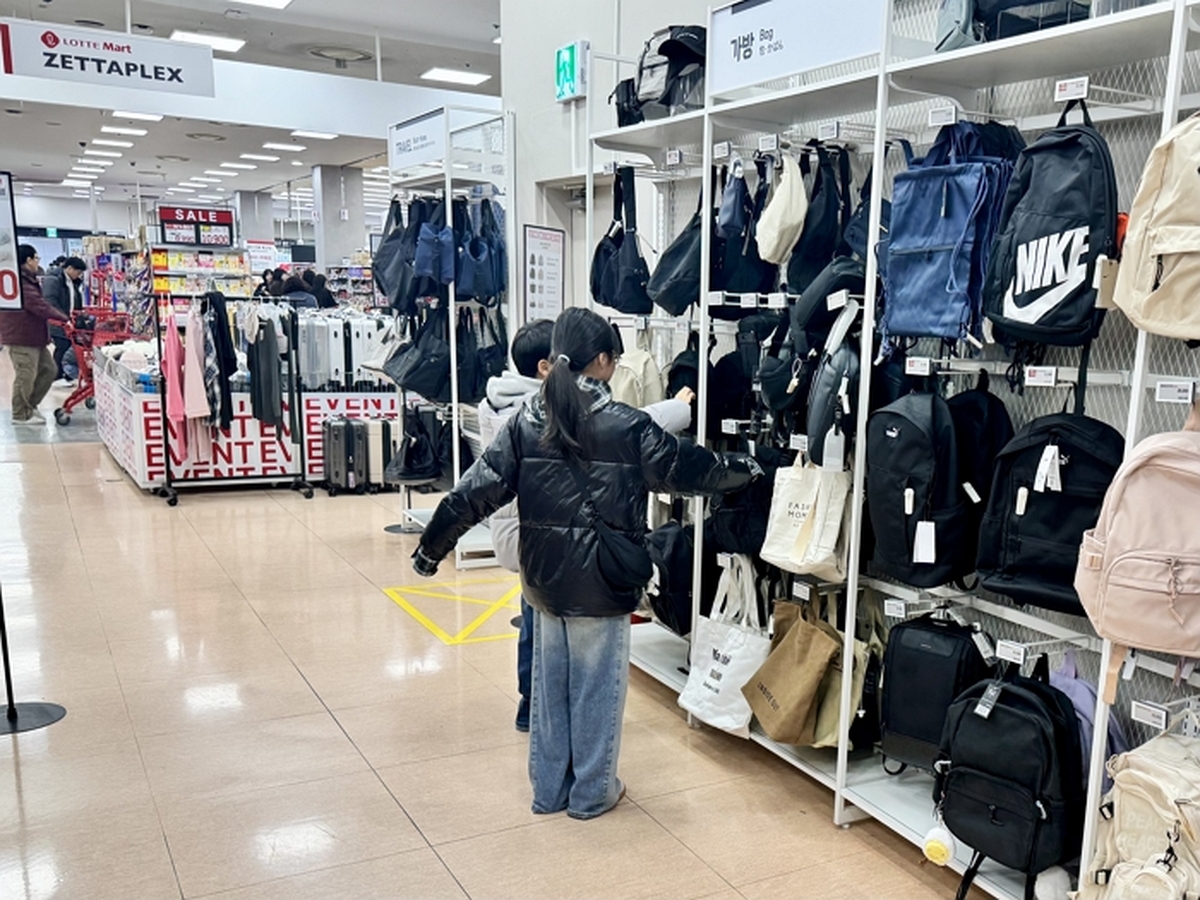 2. 롯데마트 제타플렉스 서울역점 가방 진열 매대.jpg