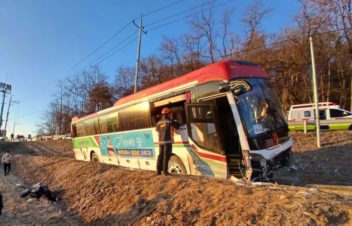 설 연휴 뒤 출근길 참변... 21명 탄 통근버스 추락, 1명 숨져